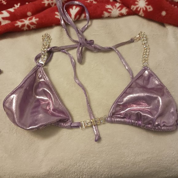 Posing bikini - Picture 3 of 4